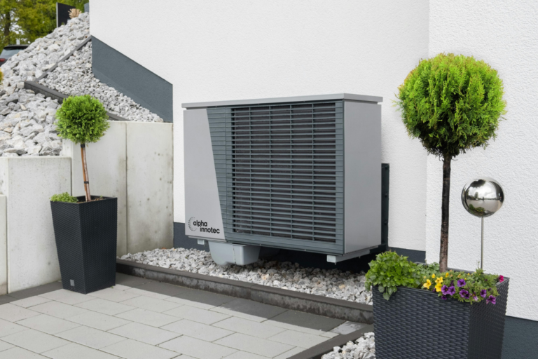 Cold Climate Heat Pump Installation: 7 Best Ways to Maximize Efficiency (Proven Guide) 4 Cold climate heat pump installation on a snow-covered residential home with outdoor unit mounted above snow line